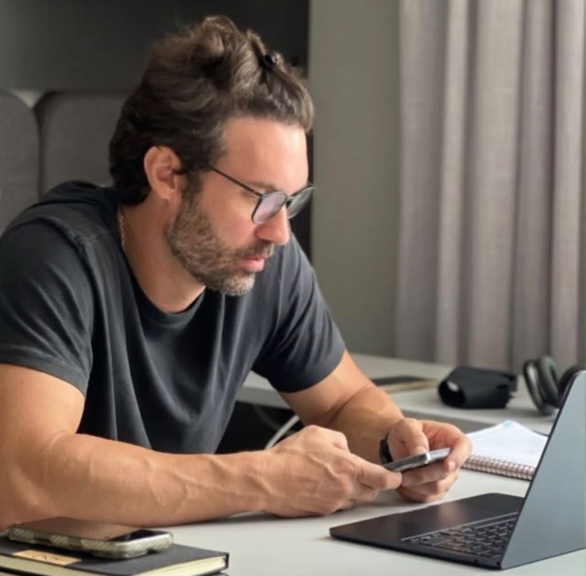 Lorran Granero trabalhando em sua mesa no Solo Empire.